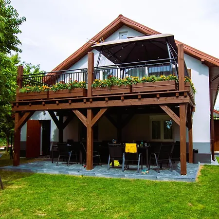 Dom Nad Jeziorem Lasmiady Country house *